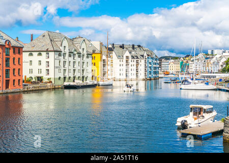 Brosundet Kanal Waterfront, Alesund, Mehr og Romsdal County, Norwegen Stockfoto