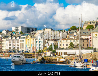 Boote entlang Brosundet Kanal, Alesund, Mehr og Romsdal County, Norwegen Stockfoto