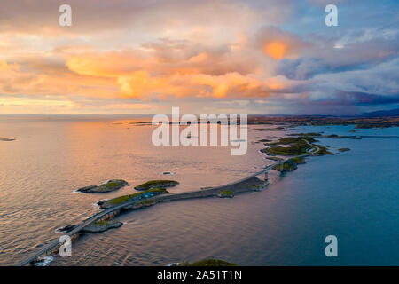 Sonnenuntergang über dem Atlantik Straße, Luftaufnahme, Mehr og Romsdal County, Norwegen Stockfoto