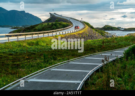 Auto fahren entlang Storseisundet Brücke auf der Atlantikstraße, Mehr og Romsdal County, Norwegen Stockfoto