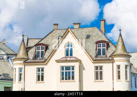 Architektonischen Details von Windows und Türmchen auf der Fassade des Jugendstils gestalteten Haus, Alesund, Mehr og Romsdal County, Norwegen Stockfoto