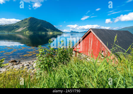 Abgebrochene holz Hütte am Wasser entlang des Fjordes, Mehr og Romsdal County, westlichem Norwegen. Stockfoto
