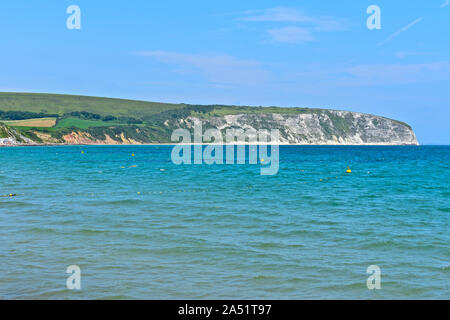 Einen schönen Blick über das Meer in Swanage Bay suchen, in Richtung Hügel und Felsen, die Teil der Jurassic Coast. Stockfoto