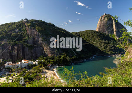 Slackliner zu Fuß auf Highline mit schöner Landschaft und Zuckerhut auf der Rückseite, Rio de Janeiro, Brasilien Stockfoto