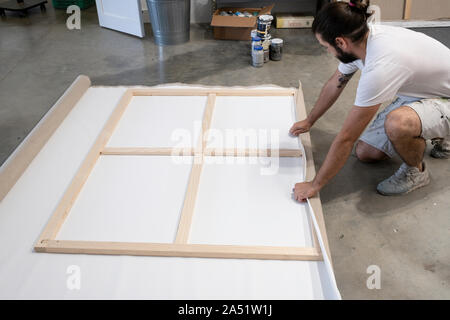 Junge Maler arbeiten Vorbereiten des Holzes und die Leinwand auf der Fi-Farbe Stockfoto