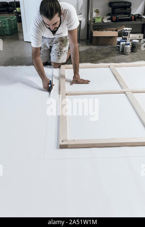 Junge Maler arbeiten Vorbereiten des Holzes und die Leinwand auf der Fi-Farbe Stockfoto