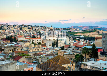 Basilika der Verkündigung bei Sonnenuntergang, Nazareth, North District, Israel. Stockfoto