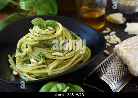 Spaghetti Pasta mit Pesto, Basilikum, Pinienkernen und Parmesan Nahaufnahme Stockfoto