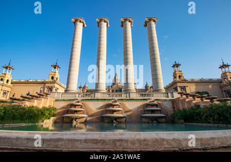 Spalten in der schönen Gegend von Montjuic in Barcelona Stockfoto