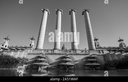 Spalten in der schönen Gegend von Montjuic in Barcelona Stockfoto