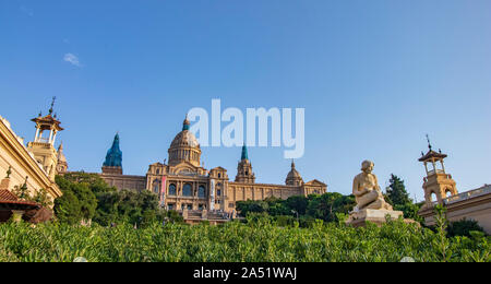 Spalten in der schönen Gegend von Montjuic in Barcelona Stockfoto