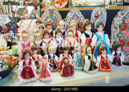 Budapest, Ungarn - 15.Oktober 2019: Traditionelle Ungarische souvenir Puppen, Budapest Central Market Stockfoto