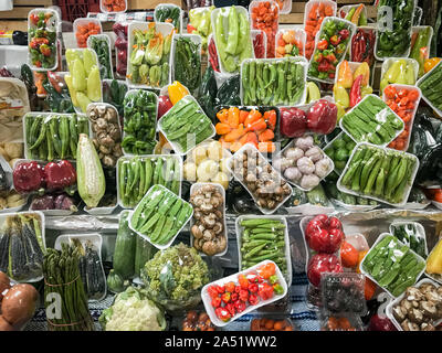 Buntes Gemüse zum Verkauf in Mexiko City Market verpackt. Stockfoto