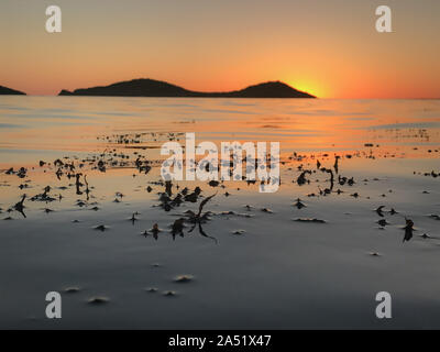 Wellen des Meeres von € â € "Cortez und der rote Sonnenuntergang über dem Horizont. Stockfoto