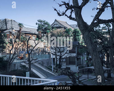 Traditionelle japanische Villa während des Sonnenuntergangs. Stockfoto