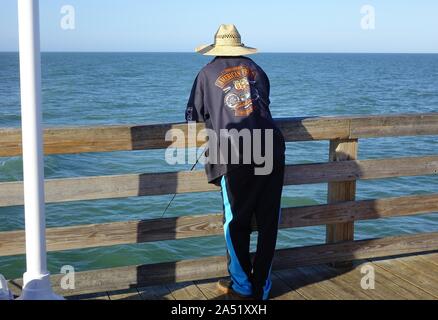 Fischer wartet auf einen Bissen auf die Daytona Beach Pier Stockfoto