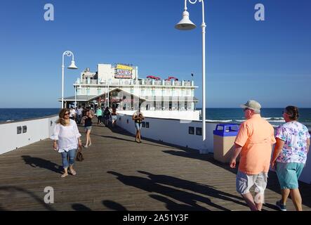 Joe's Crab Shack befindet sich in einem Ausgezeichnet auf der Daytona Beach Pier Stockfoto