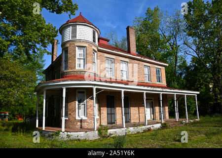 Eine alte verlassene Zweistöckigen Haus in einem kleinen ländlichen Stadt Stockfoto