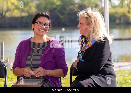 Detroit, Michigan - USA Vertreter Rashida Tlaib, Links, und Debbie Dingell an der Spatenstich für einen Park im Südwesten von Detroit. Stockfoto