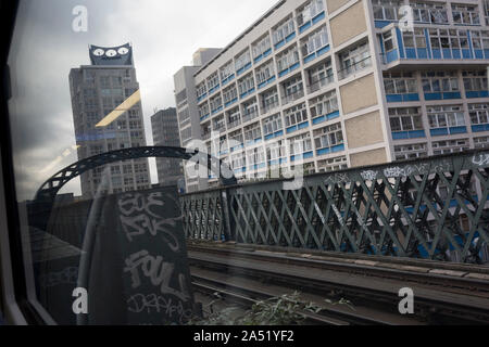 Eine Landschaft von Schienen, Eisenbahnbrücke und Mietwohnungen im Elephant & Castle, am 15. Oktober 2019, in London, England. Stockfoto