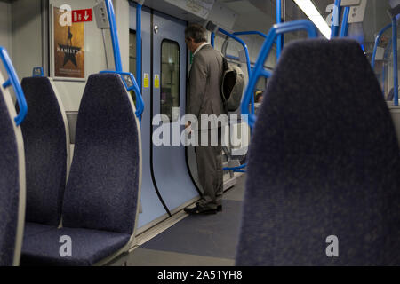 Ein Zug Fahrgast wartet auf die Türen im City Thameslink Station zu öffnen, die am 15. Oktober 2019, in London, England. Stockfoto