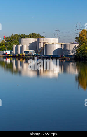 Dearborn, Michigan - Marine Fuel Tanks entlang der Rouge River an der Waterfront Petroleum Terminal Company. Stockfoto