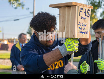 Detroit, Michigan - Kursteilnehmer von den club Fordson's High School installieren bluebird Boxen, dass Sie im Marathon Gärten, einem 100 Hektar großen grünen Stockfoto