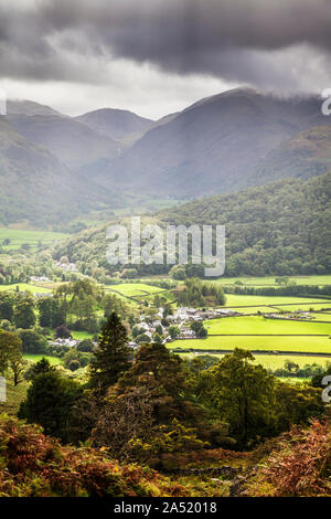 Borrowdale und das Dorf Rosthwaite im Nationalpark Lake District, Cumbria. Stockfoto