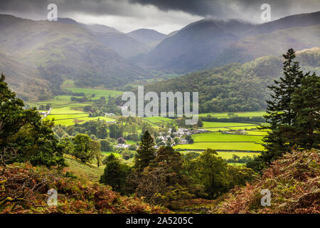 Borrowdale und das Dorf Rosthwaite im Nationalpark Lake District, Cumbria. Stockfoto