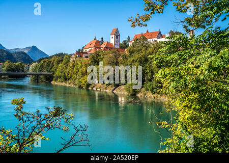 Benediktinerkloster mit Basilika St. Mang und der Lech in Füssen im Allgäu, Bayern, Deutschland | Basilika St. Mang und ehemalige Kloster mit Riv Stockfoto