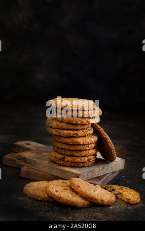 Hausgemachte oatmeal Cookies in der Nähe auf einem dunklen Hintergrund Stockfoto