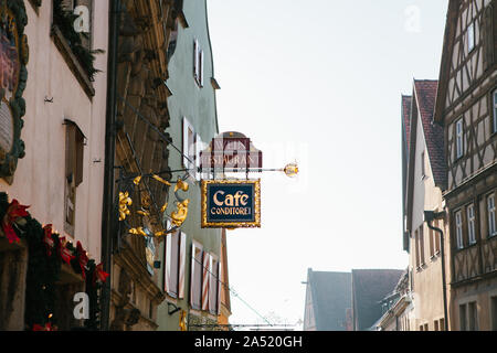 Deutschland, Rothenburg o.d. Tauber, 30. Dezember 2018: Zeichen der authentischen Wein Restaurant und Konditorei Cafe auf der Fassade des Hauses. Stockfoto