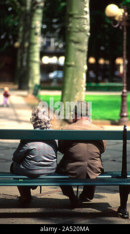 Senior Paar ruht in einem Park, Vichy, Allier, Auvergne Rhône-Alpes, Frankreich Stockfoto