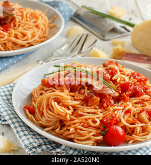 Spaghetti alla Amatriciana auf einem Holztisch Nahaufnahme Stockfoto