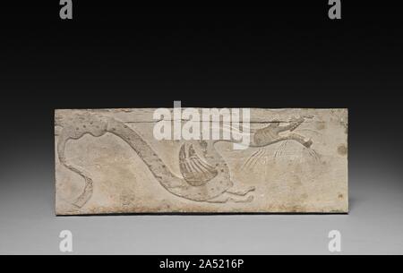 Relief mit Drachen aus einer Funerary Herd Modell, 206 BC-AD 220. Stockfoto