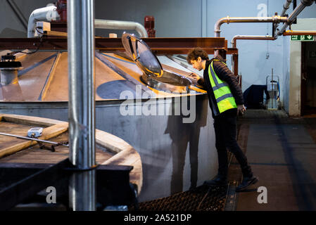 Auf 0001 Freitag, Oktober 18 Ronnie Brodie bei deanston Destillerie in Doune verhangen, überprüft die Wash Backs in der tun. Stockfoto