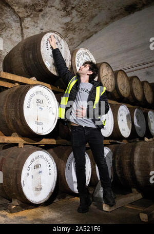 Auf 0001 Freitag, Oktober 18 Ronnie Brodie bei deanston Destillerie in Doune verhangen, überprüft die Fässer der Highland Single Malts. Stockfoto