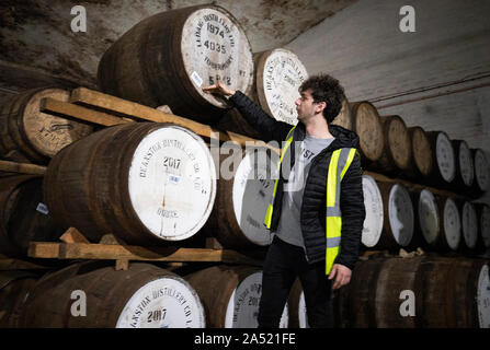 Auf 0001 Freitag, Oktober 18 Ronnie Brodie bei deanston Destillerie in Doune verhangen, überprüft die Fässer der Highland Single Malts. Stockfoto