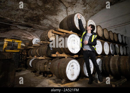 Auf 0001 Freitag, Oktober 18 Ronnie Brodie bei deanston Destillerie in Doune verhangen, überprüft die Fässer der Highland Single Malts. Stockfoto