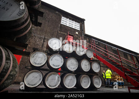 Embargo auf 0001 Freitag, Oktober 18 Fässer sind für die Speicherung in der Werft Deanston Destillerie in Doune verschoben. Stockfoto