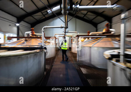 Auf 0001 Freitag, Oktober 18 Ronnie Brodie bei deanston Destillerie in Doune verhangen, überprüft die Wash Backs in der tun. Stockfoto