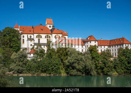 Benediktinerkloster mit Basilika St. Mang und der Lech in Füssen im Allgäu, Bayern, Deutschland | Basilika St. Mang und ehemalige Kloster mit Riv Stockfoto