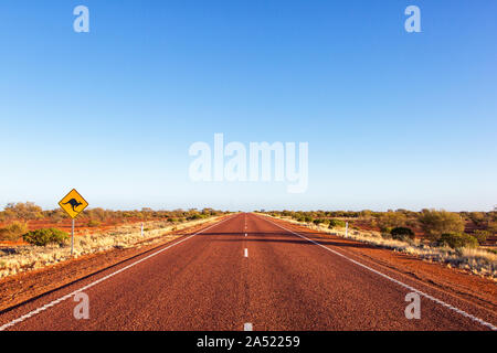 Känguru Schild auf remote Outback road Stuart Highway Anschluss Port Augusta, South Australia mit Alice Springs, Northern Territory, Australien Stockfoto