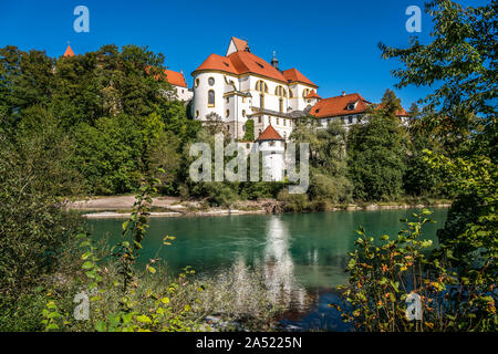 Benediktinerkloster mit Basilika St. Mang und der Lech in Füssen im Allgäu, Bayern, Deutschland | Basilika St. Mang und ehemalige Kloster mit Riv Stockfoto