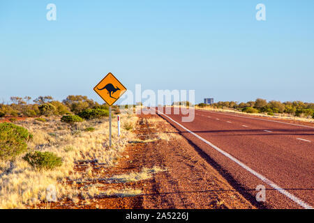 Känguru Schild auf remote Outback road Stuart Highway Anschluss Port Augusta, South Australia mit Alice Springs, Northern Territory, Australien Stockfoto