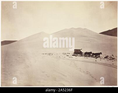 Sanddünen, Carson Desert, Nevada, 1867. Timothy H. OSullivan der Bürgerkrieg Erfahrungen bereit, ihm für die Härte des von 1867 bis 1869 dienen als Fotograf für die Geologische Erkundung der Vierzigsten Parallel. Von Geologe Clarence King, das Ziel der Expedition war die Karte und ein Landstreifen entlang der 40th parallel in Kalifornien, Nevada, Utah, Idaho beschreiben Led und Wyoming. Dieses Gebiet fiel in etwa mit der Route der Eisenbahn, der Ost- und Westküste 1869 verbinden würde. Hier OSullivan erfasst die schwer fassbare Wanderdünen in der Nähe von Sand Springs, Nevada, einschließlich das Maultier - dra Stockfoto