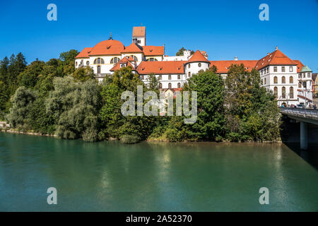 Benediktinerkloster mit Basilika St. Mang und der Lech in Füssen im Allgäu, Bayern, Deutschland | Basilika St. Mang und ehemalige Kloster mit Riv Stockfoto