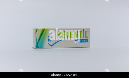 Nagybajcs, Ungarn 09.18.2019 Reventil Nasenspray. Auf weissem Hintergrund Stockfoto