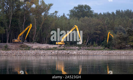 Nagybajcs, Ungarn 09.18.2019 Komatsu Bagger arbeiten entlang der Donau Stockfoto