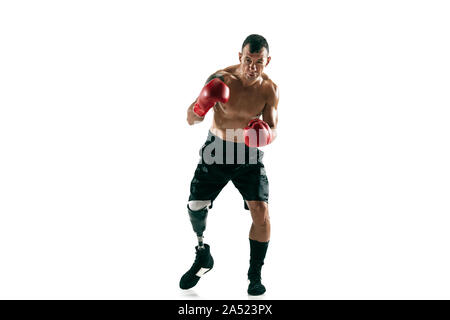 In voller Länge Porträt der muskulöse Sportler mit beinprothese, kopieren. Männliche Boxer im roten Handschuhe. Isolierte Schuß auf weiße studio Hintergrund. Stockfoto